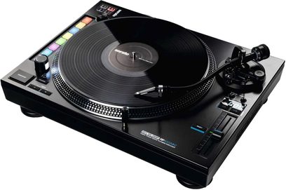 „Reloop RP 8000 MK2" juoda aukštos kokybės vinilo plokštelių grotuvė, vaizdas iš viršaus, vinilo plokštelių padėklas, nuskaitanti galvutė, valdikliai ir jungtys