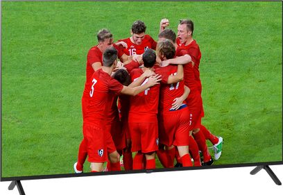 Billedet viser en gruppe fodboldspillere i røde trøjer samlet på en grøn bane, hvor de holder hinanden om skuldrene i en fejrende positur