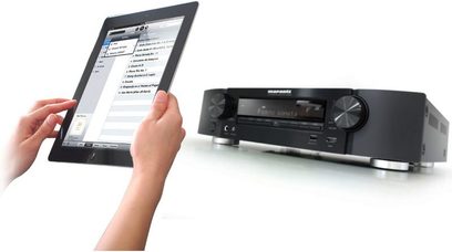 Sort Marantz NR1604 hjemmebiograf-forstærker, hånd der holder en tablet, der viser forstærkerens kontrolgrænseflade