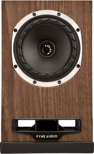 Diffusore da scaffale Fyne Audio F5S, frontale in legno di noce, vista frontale, altoparlante coassiale nero, condotto reflex rettangolare