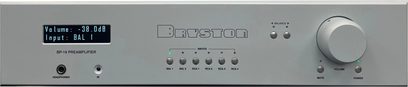 Preamplificatore stereo BP-19, vista frontale, chassis rettangolare grigio, schermo digitale a sinistra, pulsanti e prese sul frontale