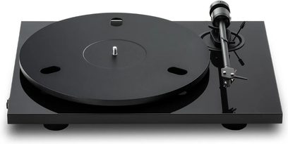 Must Pro-Ject E1.2 vinüülplaadimängija pealtvaates, suur ümmargune taldrik ja toonarm paremal