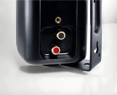 Canton PRO X.3 zwarte gelakte buitenluidspreker, achteraanzicht met vergulde aansluitklemmen en metalen muurbeugel