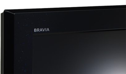 Televizor Sony Bravia, vypnutá obrazovka, pohled zepředu, lesklý černý rámeček, na obrazovce třpytící se hvězdy na černém pozadí