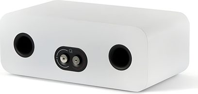 Q Acoustics 5090 Center-Lautsprecher, Gehäuse aus mattem weißem MDF mit abgerundeten Ecken, Rückansicht im Dreiviertelwinkel, zwei schwarze runde Bassreflexöffnungen flankieren ein Doppel-Anschlussfeld
