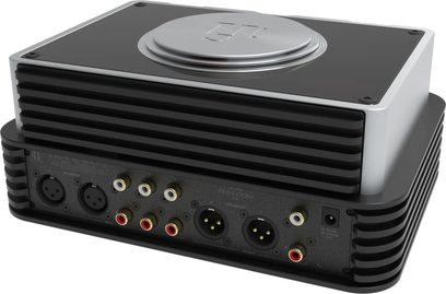 Preamplificator pentru căști iFi Audio iCAN PHANTOM 1.5 negru și argintiu, vedere din spate cu mufe XLR și RCA și disc deasupra