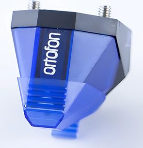 Testina per giradischi Ortofon 2M Blue Verso, vista frontale ravvicinata, corpo blu traslucido con logo bianco