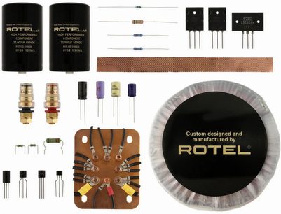 Rotel RMB-1504 sort effektforstærker, 2 store sorte kondensatorer, elektroniske komponenter, stik og tilslutningsterminaler
