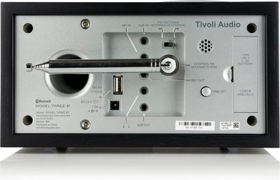 Radio Tivoli Model Three BT, bagside, kabinet i sort ask, sølvpanel, teleskopisk FM-antenne, lyd- og USB-porte