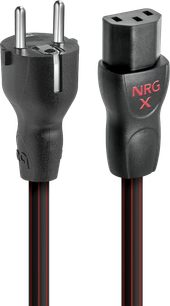 Napájecí kabel Audioquest NRG-X3 C13 6m z černého plastu s tenkými červenými pruhy, pohled zepředu ukazující evropskou dvoukolíkovou vidlici a ženský konektor IEC C13
