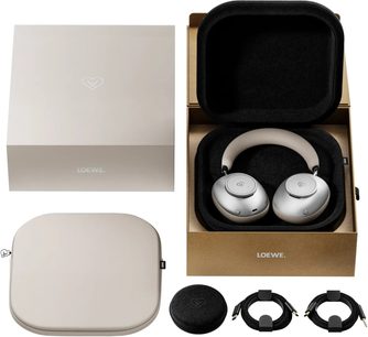 Loewe Leo Midnight Beige hi-fi -kuulokkeet neliönmuotoisella beigellä kotelolla, avattu pakkaus ja tarvikkeet ylhäältä nähtynä
