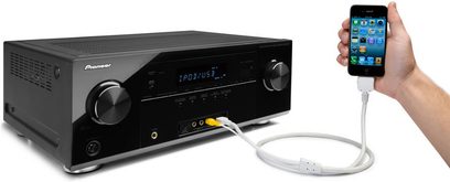 Pioneer VSX-1021-K sort hjemmebiografsforstærker, set forfra, med en hånd der holder en hvid iPhone tilsluttet med kabel
