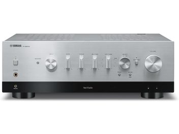 Ampli hi-fi stéréo Yamaha R-N800A argent, vue de face, façade argentée avec boutons et prises, affichage LED central