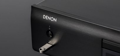 Nahaufnahme der Vorderseite des silbernen Denon DCD-800NE CD-Players mit Logo und Einschaltknopf auf der gebürsteten Aluminiumfront