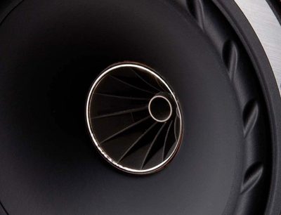 Fyne Audio F501 sort træsøjle højttaler, nærbillede af den runde, forkromede ventilationsåbning på den matte, sorte bagside