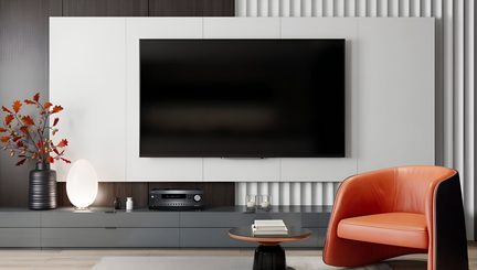 Kapalı televizyon, turuncu deri koltuk, dekoratif vazolar, gri mobilya üzerinde kırmızı bitki ile modern bir iç mekan