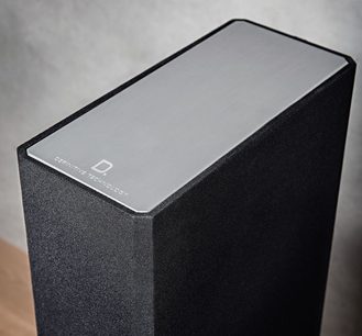 Definitive Technology BP9040 sort gulvhøjttaler, set fra 3/4 forfra, med mat sort kabinet og grå metalgitter