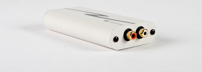 Bílý audio DAC převodník HRT iStreamer, detailní pohled zepředu na barevné RCA a mini-jack konektory