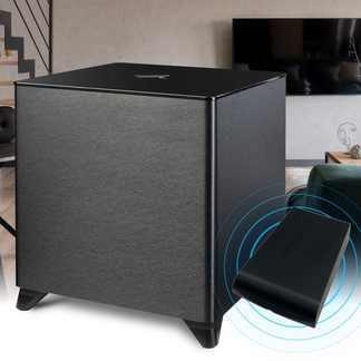 Cassa cubica nera con angoli arrotondati, piedini inclinati, superficie superiore liscia, telecomando rettangolare nero in primo piano