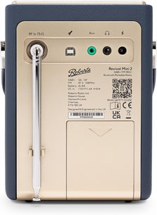 Rückansicht des Roberts Mini 2 Radios, goldfarbene Kunststoffrückseite und blaue Kunstlederseiten, eingeklappte Antenne, 3,5-mm-Aux-Eingang