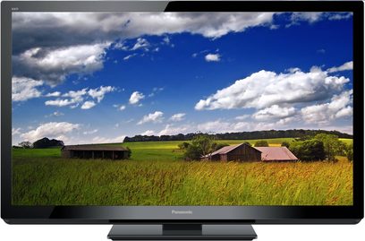 Panasonic TX-P46GT30 fladskærms-TV, der viser et landligt landskab med marker, landbrugsbygninger og træer