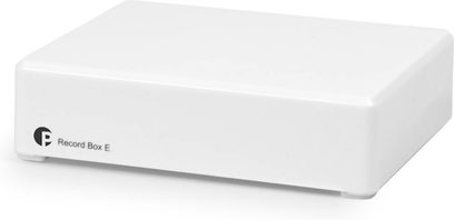 Phono-esivahvistin vinyylisoittimelle Pro-Ject Record Box E valkoinen, kompakti suorakaiteen muotoinen kotelo, pyöristetyt kulmat, logo ja teksti etupaneelissa