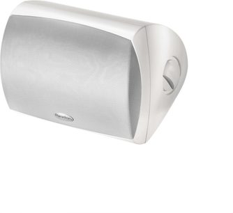 Cassa acustica da esterno Stylus 370-SM, vista angolare, griglia perforata frontale, corpo rettangolare arrotondato, condotto laterale circolare