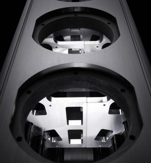 Indre chassis til gulvhøjttaler i børstet aluminium, cirkulære metalforstærkninger i close-up visning