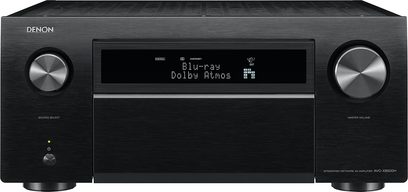 Denon AVC-X8500H sort home cinema-forstærker, set forfra, blåt display, sølvfarvede knapper og drejeknapper, to store drejeknapper, porte på forsiden