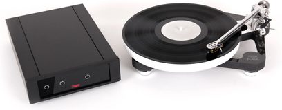 Hi-fi gramofon Rega Naia brez glave z okroglim črnim krožnikom, srebrno ročico za branje, črno osnovo in zunanjim pravokotnim napajalnikom