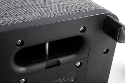 Escape P9 sort bluetooth-højttaler, nærbillede af fronten, grå tekstilgitter, knapper og porte på siden
