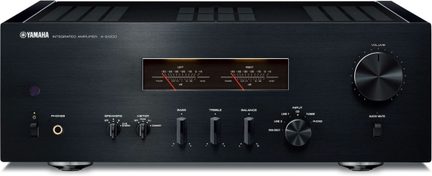 Amplificatore integrato Yamaha nero, frontale in metallo spazzolato, vista frontale, doppio VU-metro, grande manopola del volume, presa cuffie