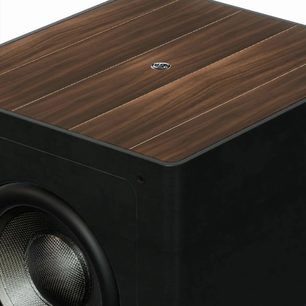 Subwoofer Sonus Faber Gravis III černý, s hnědým žebrovaným horním povrchem a detailním záběrem viditelného bočního reproduktoru