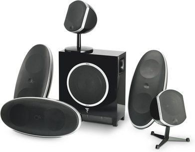 Pakke med Focal Super Bird + Bird + Sub Air sorte højttalere bestående af 5 ovale satellithøjttalere og en kubisk basreflekskabinet, set forfra