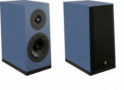 Pár modrých regálových reproduktorů Davis Acoustics Courbet č. 3, jeden s viditelnými reproduktory a jeden s černou mřížkou