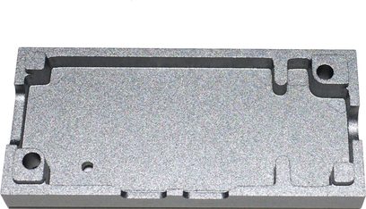 Carcasă metalică rectangulară gri cu decupaje circulare și rectangulare pe fața superioară, vedere de sus