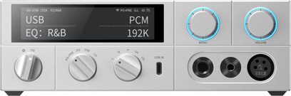 Preamplificator pentru căști FiiO K15 argintiu, carcasă din aluminiu, vedere frontală, ecran negru, două rotițe mari, USB-C și XLR cu 4 pini