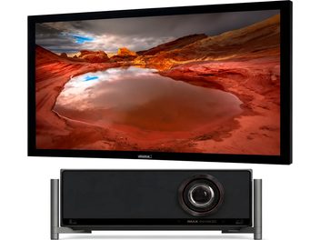 IMAX Enhanced-Projektor mit schwarzer Projektionsleinwand, die eine rote Wüstenlandschaft und einen stürmischen Himmel zeigt