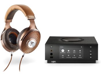 Cuffie Focal color bronzo con cavo intrecciato e amplificatore di rete Naim nero con schermo touch visto frontalmente