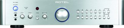 Rotel RC-1580 stereo hi-fi forstærker, forsiden har sølvfarvet front, sorte knapper og stik, blåt display, set forfra