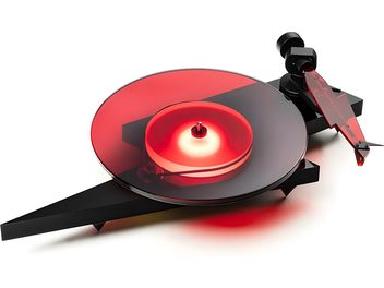 Pickup vinil hi-fi AC/DC ediție limitată cu platou circular transparent roșu, braț de citire în formă de fulger și bază neagră
