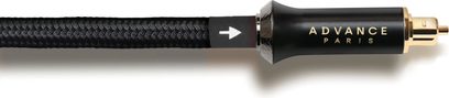 Cablu audio digital Advance Paris negru, cu înveliș împletit din nylon, vedere laterală, corp al conectorului cilindric din metal negru mat cu inscripție aurie și capăt RCA tată placat cu aur