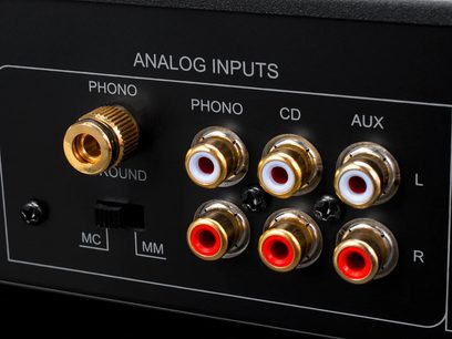 Forgyldte analoge RCA-phono- og 3,5 mm jackstik på bagpanelet af Emotiva BASX TA-100 hi-fi-forstærker