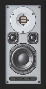 Cassa acustica da incasso a muro AudioVector R INWALL Arreté nera, con cornice in metallo nera e frontale in alluminio spazzolato grigio, vista frontale, dotata di tweeter a nastro circolare, due medi compatti ottagonali, un woofer circolare e una porta reflex rettangolare inferiore con viti a vista