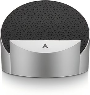Odtwarzacz audiofilski Astell&Kern PD10 w srebrnym aluminium, widok z przodu, półcylindryczna obudowa z fazowaną frontową ścianką z logo A oraz okrągłą, czarną górną powierzchnią z teksturą w trójkątne wzory