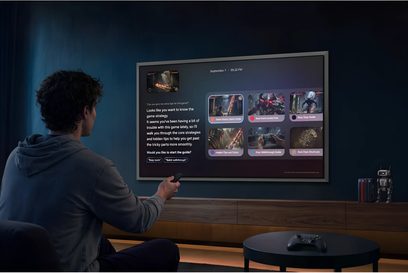 Samsung TQ677S99H fladskærms-tv 2026 monteret på væggen i en stue, spilinterface vist, set forfra