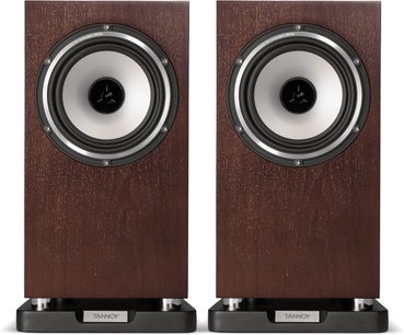 Dva regálové reproduktory Tannoy Revolution XT 6 ořech, pohled zepředu, stříbrné kruhové reproduktory na tmavě dřevěné čelní straně