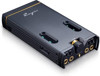 DAC portátil Cayin C9 II de metal negro, vista en tres cuartos, gran rueda dorada, tomas jack frontales y pilotos verdes