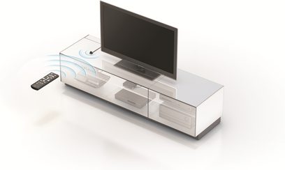 Hvidt, blankt TV-møbel med glasskabslåger, åbne hylder og TV-holder, set fra 3/4 forrest til højre