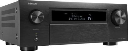 Domácí kino Denon AVC-X6800H v černé barvě, přední panel, pohled zepředu, modrý displej, ovládací tlačítka a kolečka